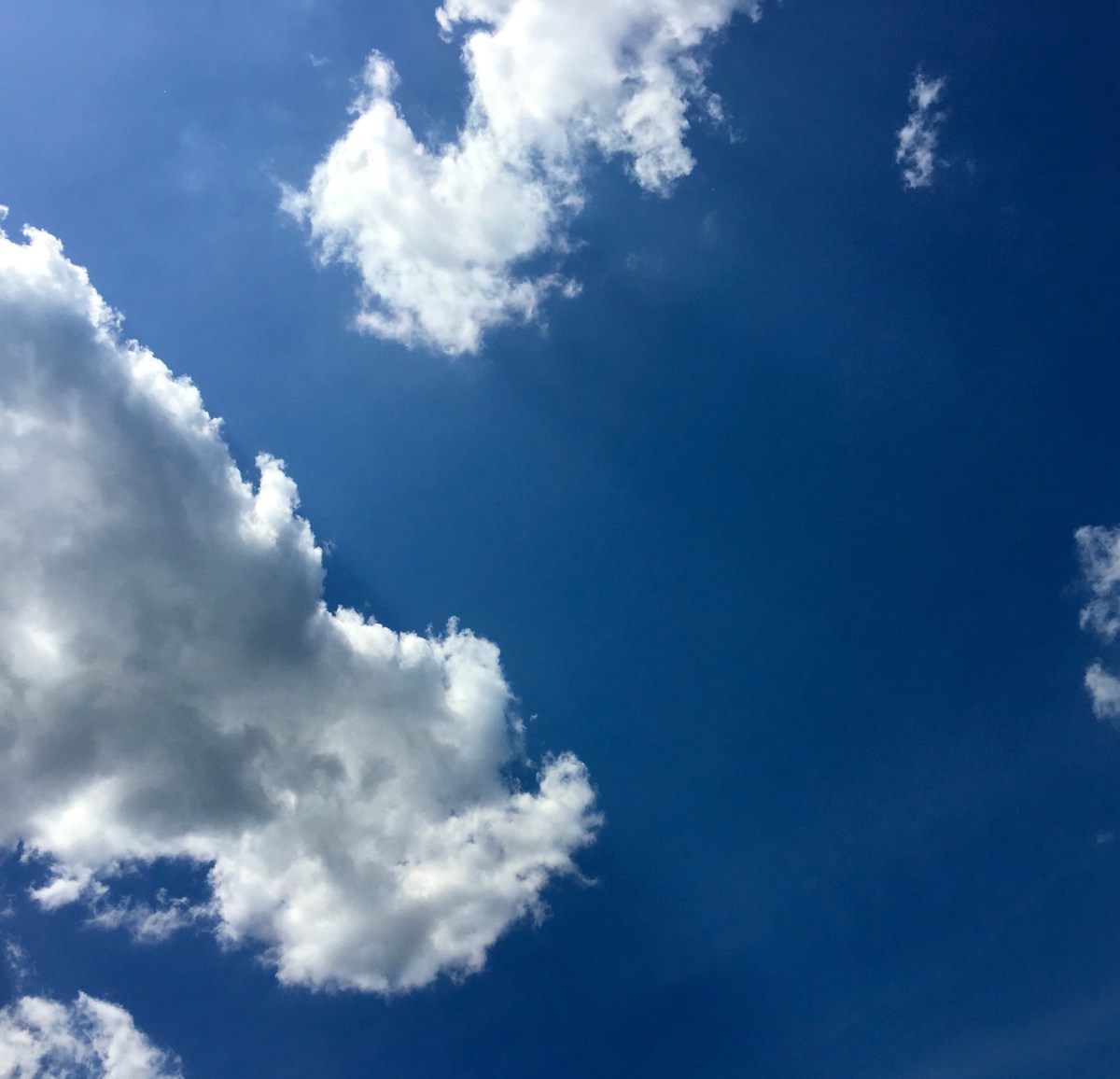 blig clouds in the blue sky